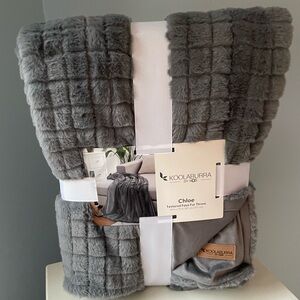 NWT Koolaburra by UGG Chloe Textured Faux Fur Throw in Grey